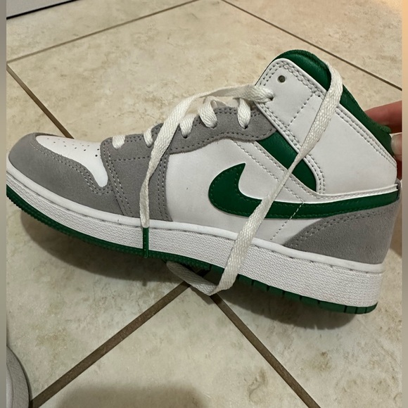 Nike Air Jordan 1 Mid Se (GS) 4Y/5W - Picture 8 of 8